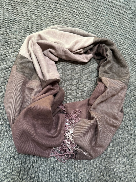 H&M Accessories - Light Mauve Gradient greys Women's 30 x 72” Scarf - (H &M)